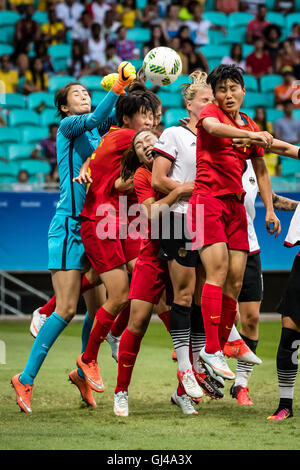 Salvador, Brasile. 12 Ago, 2016. Zhao Lina (1L) della Cina compete durante il calcio femminile quarterfinal tra Cina e Germania al 2016 Rio Giochi Olimpici in Salvador, Brasile, su agosto 12, 2016. La Germania ha vinto la Cina con 1:0. Credito: Liu Bin/Xinhua/Alamy Live News Foto Stock