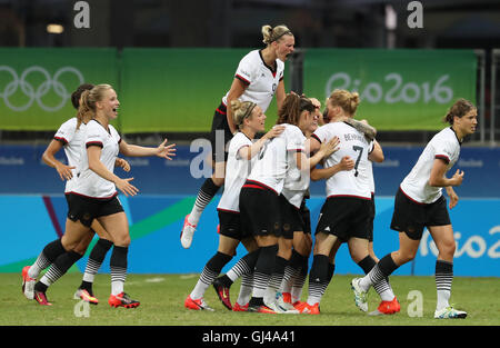 Salvador, Brasile. 12 Ago, 2016. I giocatori di Germania celebrare rigature durante il calcio femminile quarterfinal tra Cina e Germania al 2016 Rio Giochi Olimpici in Salvador, Brasile, su agosto 12, 2016. La Germania ha vinto la Cina con 1:0. Credito: Xu Zijian/Xinhua/Alamy Live News Foto Stock