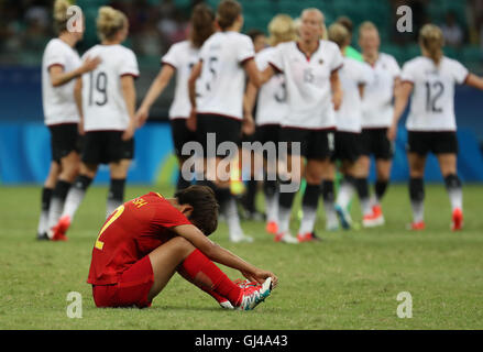 Salvador, Brasile. 12 Ago, 2016. Wang Shuang della Cina siede sul campo dopo il calcio femminile quarterfinal tra Cina e Germania al 2016 Rio Giochi Olimpici in Salvador, Brasile, su agosto 12, 2016. La Germania ha vinto la Cina con 1:0. Credito: Xu Zijian/Xinhua/Alamy Live News Foto Stock