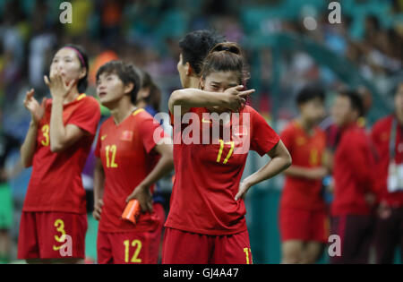 Salvador, Brasile. 12 Ago, 2016. Gu Yasha (anteriore) della Cina piange dopo il calcio femminile quarterfinal tra Cina e Germania al 2016 Rio Giochi Olimpici in Salvador, Brasile, su agosto 12, 2016.La Germania ha vinto la Cina con 1:0. Credito: Xu Zijian/Xinhua/Alamy Live News Foto Stock