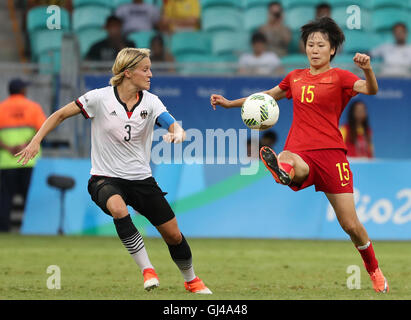 Salvador, Brasile. 12 Ago, 2016. Zhang Rui (R) della Cina il sistema VIES con Saskia Bartusiak della Germania durante il calcio femminile quarterfinal tra Cina e Germania al 2016 Rio Giochi Olimpici in Salvador, Brasile, su agosto 12, 2016. La Germania ha vinto la Cina con 1:0. Credito: Xu Zijian/Xinhua/Alamy Live News Foto Stock