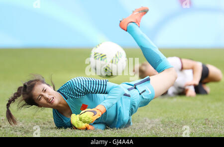 Salvador, Brasile. 12 Ago, 2016. Zhao Lina della Cina salva la sfera durante il calcio femminile quarterfinal tra Cina e Germania al 2016 Rio Giochi Olimpici in Salvador, Brasile, su agosto 12, 2016. La Germania ha vinto la Cina con 1:0. Credito: Xu Zijian/Xinhua/Alamy Live News Foto Stock