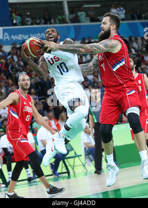 Rio De Janeiro, Brasile. 12 Ago, 2016. Kyrie Irving degli Stati Uniti (C) compete durante il di pallacanestro degli uomini di turno preliminare gruppo A tra gli Stati Uniti e la Serbia al 2016 Rio in occasione dei Giochi Olimpici di Rio de Janeiro, Brasile, su agosto 12, 2016. Gli Stati Uniti ha vinto la Serbia con 94:91. Credito: Meng Yongmin/Xinhua/Alamy Live News Foto Stock