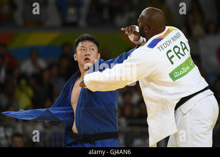Rio De Janeiro, Brasile. 12 Ago, 2016. Teddy Riner della Francia (R) compete con Harasawa Hisayoshi del Giappone durante gli uomini 100kg finale del Judo a 2016 Rio in occasione dei Giochi Olimpici di Rio de Janeiro, Brasile, su agosto 12, 2016. Teddy Riner ha vinto la medaglia d'oro. Credito: Wu Wei/Xinhua/Alamy Live News Foto Stock