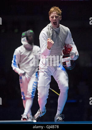 Rio de Janeiro, RJ, Brasile. 12 Ago, 2016. Gara IMBODEN (USA) reagisce dopo il punto di incisione su Daniele Garozzo (ITA) in corrispondenza della medaglia bronze negli uomini della lamina di foglio del Team finali al Carioca Arena durante il 2016 Rio giochi olimpici estivi giochi. Credito: Paolo Kitagaki Jr./ZUMA filo/Alamy Live News Foto Stock