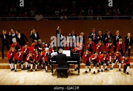 Shanghai, Cina. 12 Ago, 2016. Membri di Wilten coro dei ragazzi provenienti da Austria eseguire a Shanghai arte originale Center a Shanghai in Cina orientale, Agosto 12, 2016. © Fang Zhe/Xinhua/Alamy Live News Foto Stock