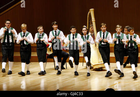 Shanghai, Cina. 12 Ago, 2016. Membri di Wilten coro dei ragazzi provenienti da Austria eseguire a Shanghai arte originale Center a Shanghai in Cina orientale, Agosto 12, 2016. © Fang Zhe/Xinhua/Alamy Live News Foto Stock