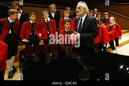 Shanghai, Cina. 12 Ago, 2016. Johannes Stecher (R, anteriore), art director di Wilten coro dei ragazzi provenienti da Austria, dà istruzioni ai membri del coro durante le prove a Shanghai arte originale Center a Shanghai in Cina orientale, Agosto 12, 2016. © Fang Zhe/Xinhua/Alamy Live News Foto Stock