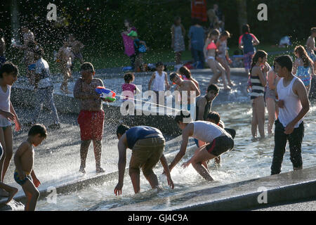 Londra, Regno Unito. 12 Ago, 2016. Bambini gustando la buona meteo il Princess Diana Memorial Fontana in Hyde Park a Londra Credito: Roger Garfield/Alamy Live News Foto Stock