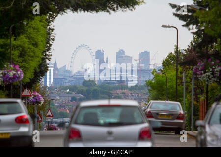 Londra, Regno Unito. 13 Ago, 2016. Il London Eye e la skyline della città visto dalla cima di una collina a Wimbledon come Londra è atteso a crogiolarvi in alte temperature da martedì della prossima settimana a causa di un pennacchio spagnolo e l'aria calda dal continente recando crescenti livelli di inquinamento atmosferico e scintillante di timori per la salute Credito: amer ghazzal/Alamy Live News Foto Stock