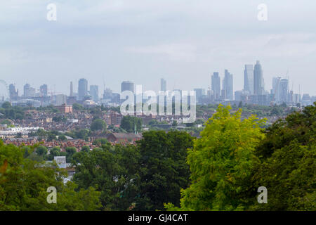 Londra, Regno Unito. 13 Ago, 2016. Il London Eye e la skyline della città visto dalla cima di una collina a Wimbledon come Londra è atteso a crogiolarvi in alte temperature da martedì della prossima settimana a causa di un pennacchio spagnolo e l'aria calda dal continente recando crescenti livelli di inquinamento atmosferico e scintillante di timori per la salute Credito: amer ghazzal/Alamy Live News Foto Stock