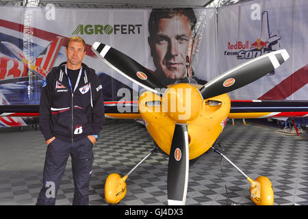 Ascot Berkshire, Regno Unito. 13 Ago, 2016. Martin Šonka (CZE) in piedi accanto al suo Zivko bordo aeronautica 540 racing piano nell'appendiabiti poco prima dell' inizio della giornata di qualifica della Red Bull Air Race, Ascot, Regno Unito. La Red Bull Air Race caratteristiche migliori del mondo gara i piloti in un puro motorsport di concorrenza che combina velocità, precisione e abilità. Usando il più veloce, più agile e leggera piani racing, piloti ha raggiunto velocità di 370 km/h mentre enduring forze fino a 10G come navigare un basso livello di slalom via segnata da 25-metro-alta, riempite di aria tralicci. © Michael Preston/Alamy vivere N Foto Stock