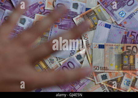 Berlino, Germania. 11 Ago, 2016. Illustrazione - 500 Euro-note, fotografato a Berlino, Germania, 11 agosto 2016. Foto: Jens KALAENE/dpa/Alamy Live News Foto Stock