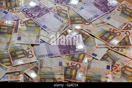 Berlino, Germania. 11 Ago, 2016. Illustrazione - 500 Euro-note, fotografato a Berlino, Germania, 11 agosto 2016. Foto: Jens KALAENE/dpa/Alamy Live News Foto Stock