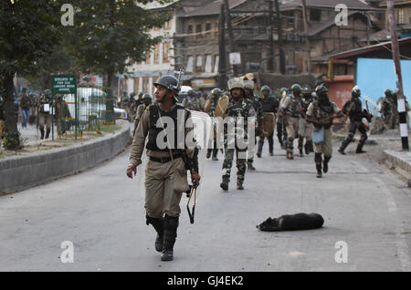 Srinagar, Indiano-controllato del Kashmir. 13 Ago, 2016. Indiano troopers paramilitari a piedi in una strada dopo il coprifuoco a Srinagar, capitale estiva di Indiano-Kashmir controllata, e il agosto 13, 2016. Credito: Javed Dar/Xinhua/Alamy Live News Foto Stock