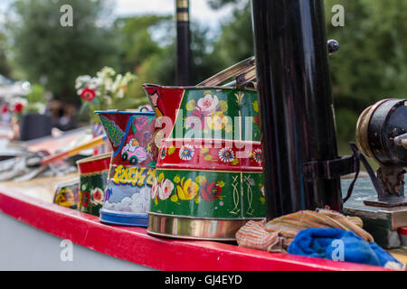 Blisworth, Northamptonshire 13 agosto 2016. Blisworth Canal Festival, il Grand Union Canal. La folla godendo la multa tempo caldo durante il primo giorno del festival che si protrae per tutto il weekend. Il Festival è organizzato da Blisworth Canal di partenariato, un'organizzazione non a scopo di lucro. Credito: Keith J Smith./Alamy Live News Foto Stock