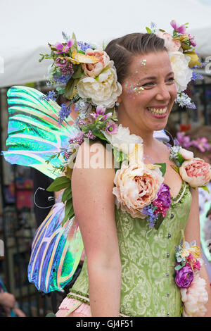 Burley, Hampshire, Regno Unito. 13 Ago, 2016. Donna vestita come fata presso la New Forest Fairy Festival, Burley, Hampshire, Regno Unito nel mese di agosto del credito: Carolyn Jenkins/Alamy Live News Foto Stock