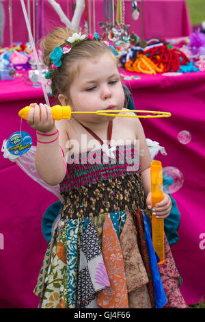 Burley, Hampshire, Regno Unito. 13 Ago, 2016. Giovane ragazza vestita come fata soffiare bolle presso la New Forest Fairy Festival, Burley, Hampshire, Regno Unito nel mese di agosto del credito: Carolyn Jenkins/Alamy Live News Foto Stock