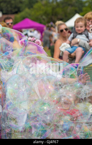 Burley, Hampshire, Regno Unito. 13 Ago, 2016. Giovane ragazza vestita come fata cattura bolle a New Forest Fairy Festival, Burley, Hampshire, Regno Unito nel mese di agosto del credito: Carolyn Jenkins/Alamy Live News Foto Stock