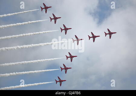 Eastbourne, Regno Unito. 13 Ago, 2016. Le frecce rosse ha impressionato la folla con la loro visualizzazione! Credito: Uwe Deffner/Alamy Live News Foto Stock