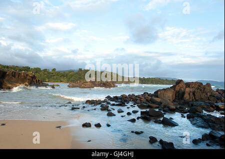 Spiaggia con rocce Masoala Madagascar Foto Stock