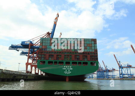 Container cinese CSCL Globe lo scarico a Amburgo, Germania. 19,100 TEU, 187,541 tonnellate di stazza lorda Foto Stock