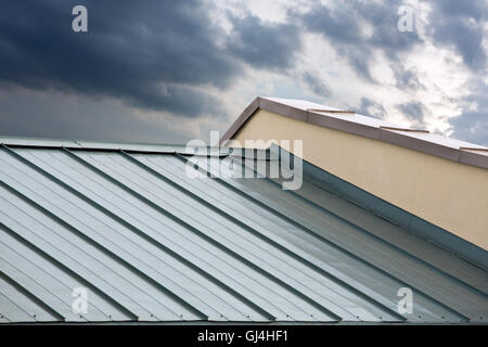 Nuovo ondulato grigio metallico del tetto della nuova casa Foto Stock