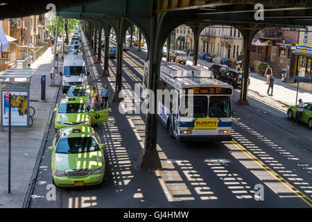 Outerboro verde o la comunità cabs line up per tariffe a una stazione della metropolitana sotto la linea di elevata nel quartiere di Astoria nel quartiere di Queens a New York Domenica, 7 agosto 2015. (© Richard B. Levine) Foto Stock