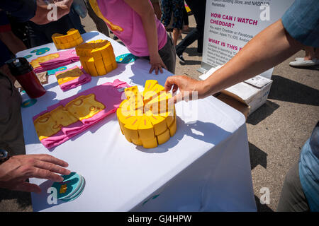 Il Cheddar, streaming video servizio che fornisce orientati al business news, detiene un evento promozionale in Flatiron Plaza di New York venerdì, 5 agosto 2016. Il sito web service lo streaming in diretta da uno studio a prua del Flatiron Building così come il New York Stock Exchange e NASDAQ. Il Cheddar è un servizio di sottoscrizione premium e utilizza la piattaforma di Vimeo. Il Cheddar fatture se stessa come "CNBC per millennial'. (© Richard B. Levine) Foto Stock