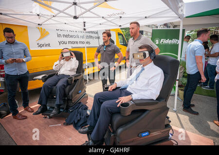 I visitatori di provare Samsung VR cortesia di ingranaggio di Sprint al formaggio Cheddar streaming video servizio evento promozionale in Flatiron Plaza di New York venerdì, 5 agosto 2016. Il sito web Chedaar lo streaming in diretta da uno studio a prua del Flatiron Building così come il New York Stock Exchange e NASDAQ. Il Cheddar è un servizio di sottoscrizione premium e utilizza la piattaforma di Vimeo. Il Cheddar fatture se stessa come "CNBC per millennial'. (© Richard B. Levine) Foto Stock