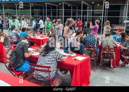 I visitatori di Times Square a New York Martedì, Agosto 2, 2016 approfittare della libera libri da colorare e alimenta la cortesia del trefolo Bookstore. Supervisione da vera arte terapeuti distribuito i materiali per gli artisti per approfittare del popolare fenomeni culturali. (© Richard B. Levine) Foto Stock