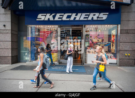 Un Skechers store in Times Square a New York venerdì, 5 agosto 2016. Skechers stock a colpire un 52 settimana bassa dopo il suo secondo trimestre gli analisti perse le aspettative". (© Richard B. Levine) Foto Stock