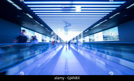 Tunnel con scale mobili piatta in aeroporto di Seoul Foto Stock
