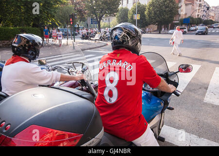 Steve Gerrard ex Liverpool FC calciatore replica shirt famoso bull esecuzione di strade di Pamplona,Spagna.Luglio festival,evento. Foto Stock