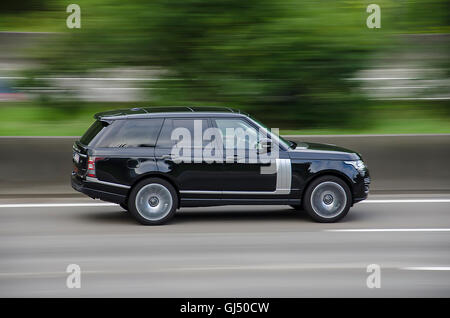 Anversa, Belgio 7 AGOSTO 2016 Land Rover Range sull'autostrada. , , Foto Stock