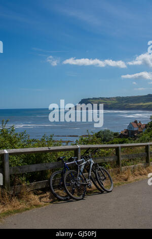 Due moto resto a fianco di una recinzione mentre esplorare Whitby Foto Stock