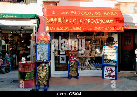 Gioielli Santa Sara patrono degli zingari che si incontrano una volta all'anno a Saintes-Maries-de-la-Mer Foto Stock