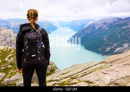 Donna di escursioni presso la scogliera Prekestolen lysefjorden in Norvegia Foto Stock