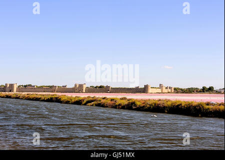 I bastioni della città fortificata di Aigues-Mortes visto sale rosa Foto Stock