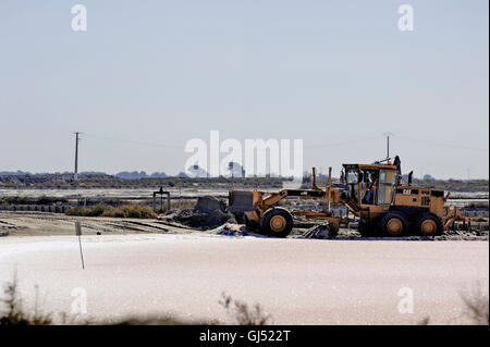 Funzionamento del sito sale marino di Aigues-Mortes salina con grandi macchine e camion che lavorano per la memorizzazione di sale Foto Stock