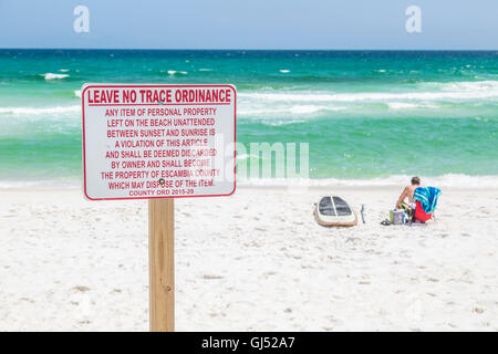 Segno spiega Leave No Trace ordinanza sulla Navarra Beach, Florida Foto Stock