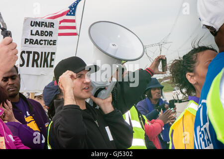 Elwood, Illinois - 1 Ottobre, 2012: colpisce i lavoratori e i tifosi di Walmart distribution center rally per migliori salari e condizioni di lavoro. Foto Stock