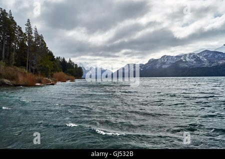 Una bellissima vista del lago Traful dal dock di Villa Traful, Neuquen, Argentina. Foto Stock