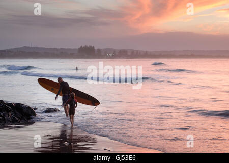 Surfisti a Byron Beach nella Baia di Byron. Foto Stock