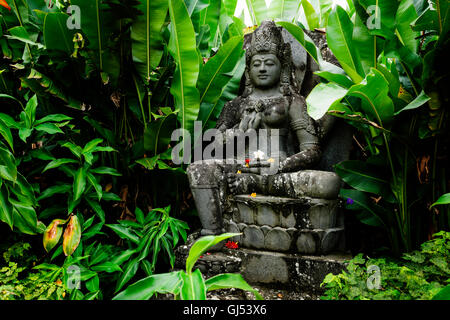 Il Lakshmi statua al castello di cristallo e Shambhala giardini, vicino alla Baia di Byron. Foto Stock