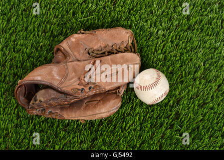 Vista superiore Guanto baseball e sfera Foto Stock