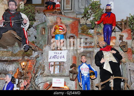 Via San Gregorio Armeno a Napoli, Italia. Le statuette di Silvio Berlusconi in Antigua, Valentino Rossi, Luciano Pavarotti, Giuseppe Garibaldi e altri per il napoletano del Presepe è in vendita sulle bancarelle. Foto Stock