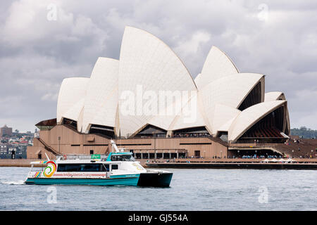 Sydney Opera House nel porto di Sydney. Foto Stock
