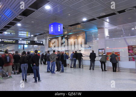 La gente in attesa all'Aeroporto di Melbourne arrivo lobbyin Melbourne Australia. Foto Stock