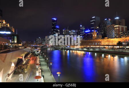 Lo skyline di Melbourne la notte a Melbourne in Australia. Foto Stock